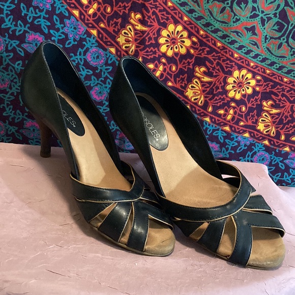 Size 8.5 (I believe) Aerosole Leather Open Toe Pumps w Wooden Heel - Picture 2 of 12